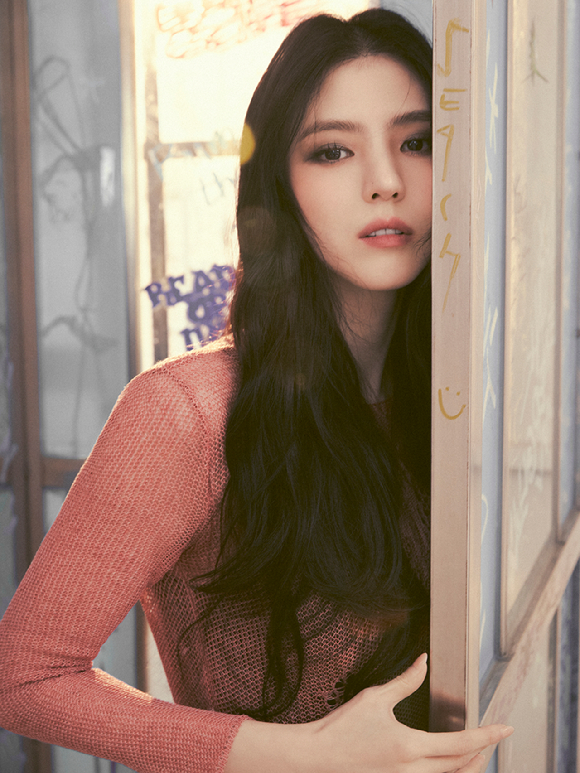 배우 한소희가 넷플릿스 시리즈 '경성크리처' 인터뷰에 앞서 포즈를 취하고 있다. [사진=넷플릭스]