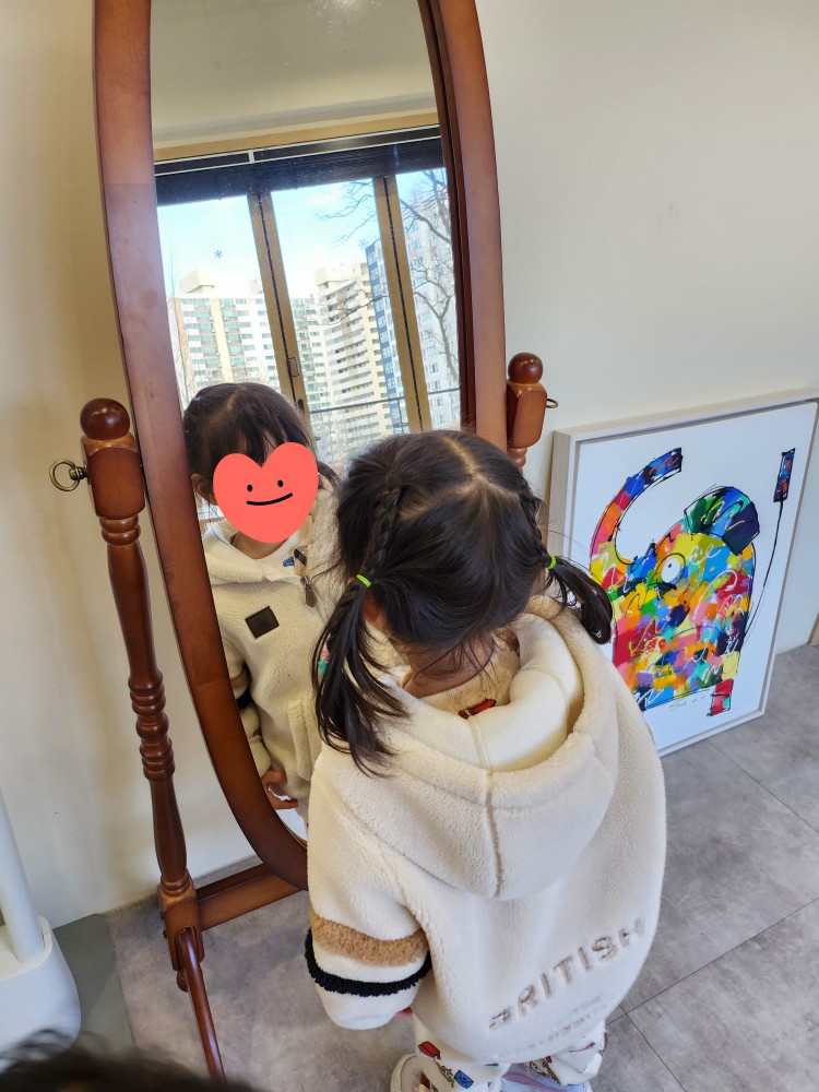 거울을 보는 아이