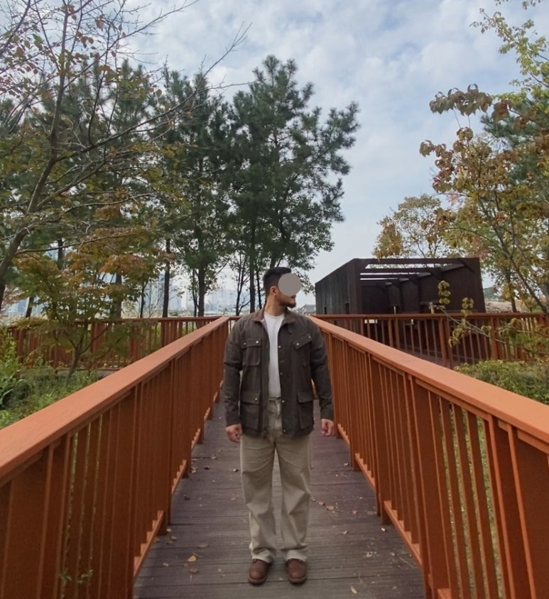 데일리룩('25. 10. 31.)다람 DARAM 빈티지 왁스자켓 카키, 어커버 오버핏 티셔츠, 무신사 무신사스탠다드 가먼트 다잉 와이드 데님 팬츠, 레드윙 아이언레인저 앰버하니스