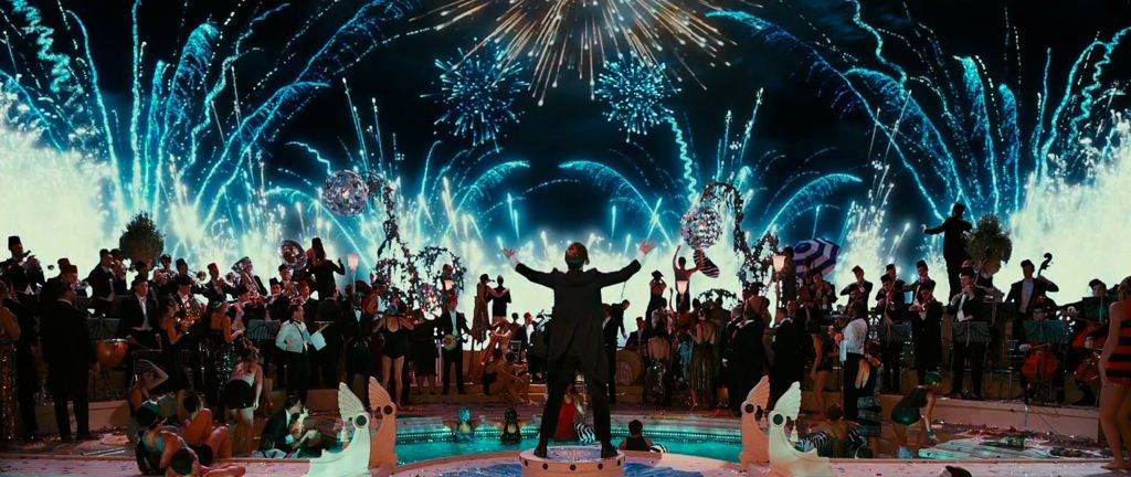 영화 위대한 개츠비의 파티에서 불꽃놀이와 음악으로 절정을 맞이하는 장면, The Great Gatsby fireworks party scene