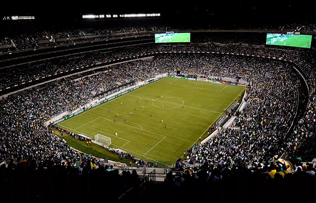 축구 관중석이 꽉찬 경기장 사진