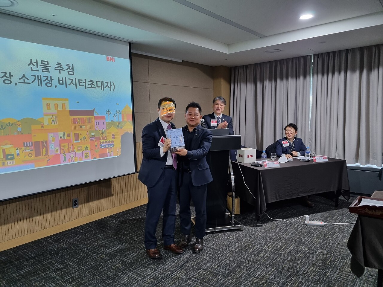선물추첨에 당첨된 인보험 한기만의장님과 골프레슨 임동현 프로가 기념사진을 찍고 있습니다.
