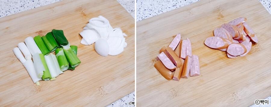 부대찌개에 들어갈 야채와 소시지를 손질해 썰어 준비하는 과정