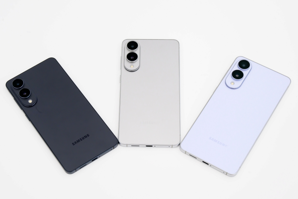 삼성 갤럭시 S25 엣지 스마트폰의 매력적인 티타늄 색상 3종(제트블랙, 실버, 아이스블루) 비교 전시