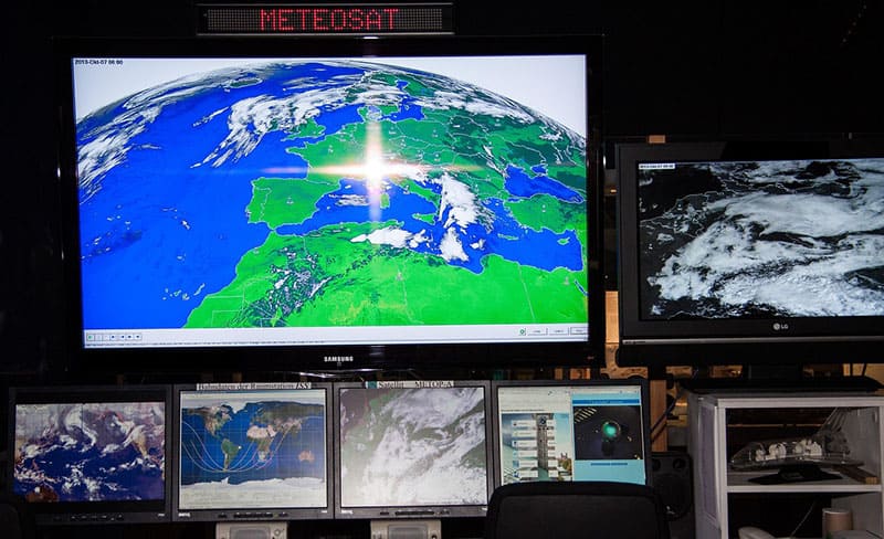 기상청에 날씨 관측 컴퓨터 모니터들.