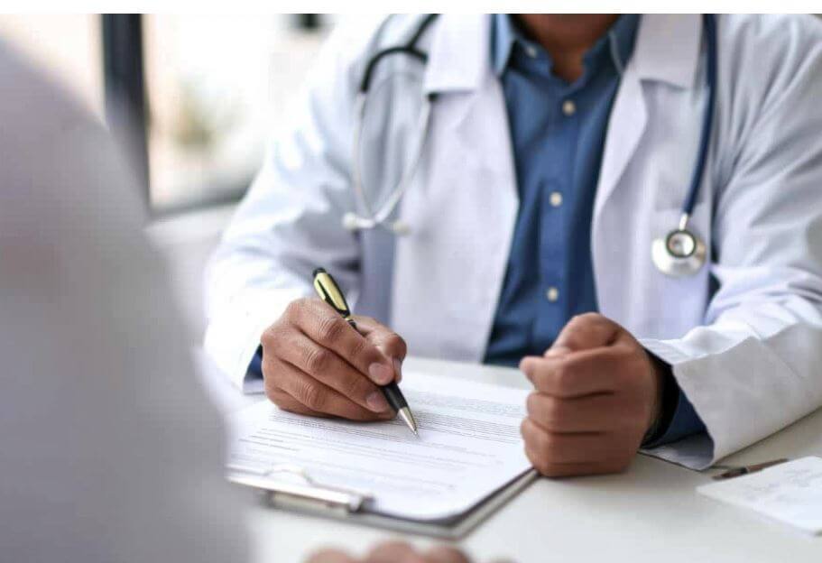 의사와 환자가 상담하고 있는 모습