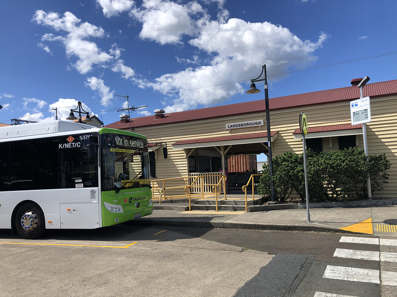 선샤인코스트행 버스 대기