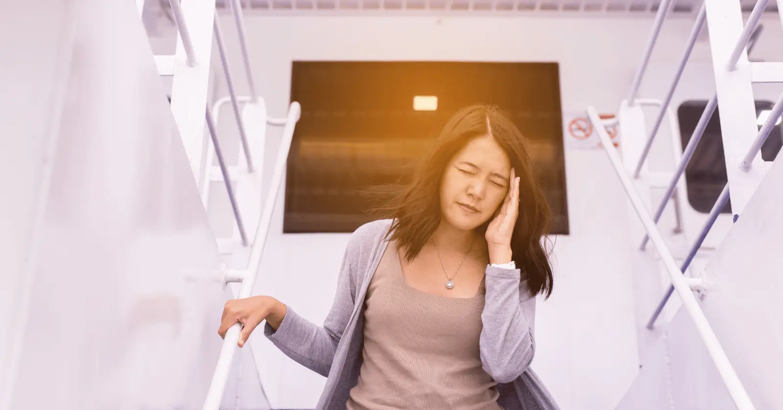 속이 메스껍고 토할 듯한 느낌