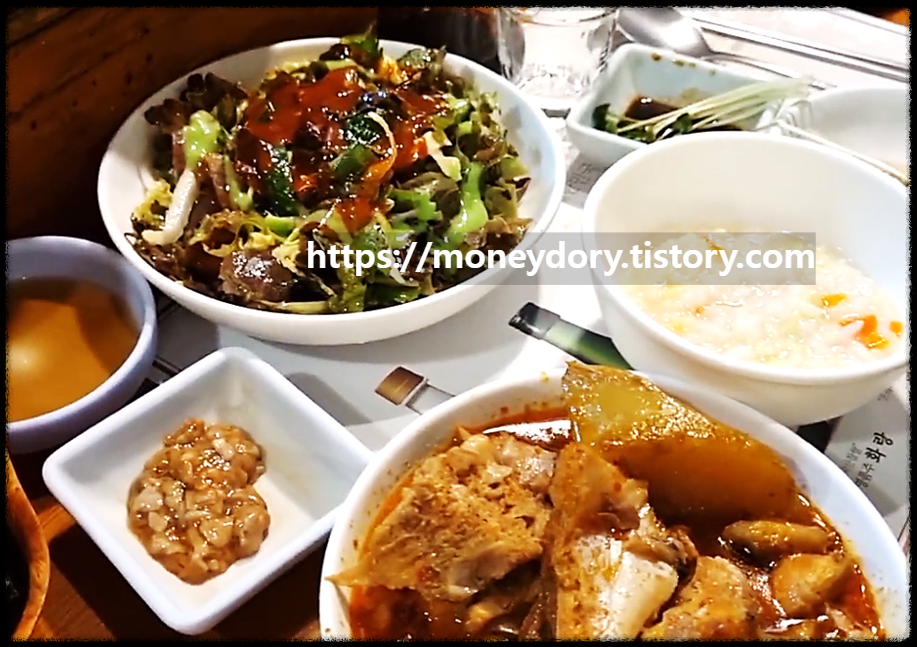 참치회 무침과 죽&amp;#44; 참치 대가리 조림 등이 차려진 모습