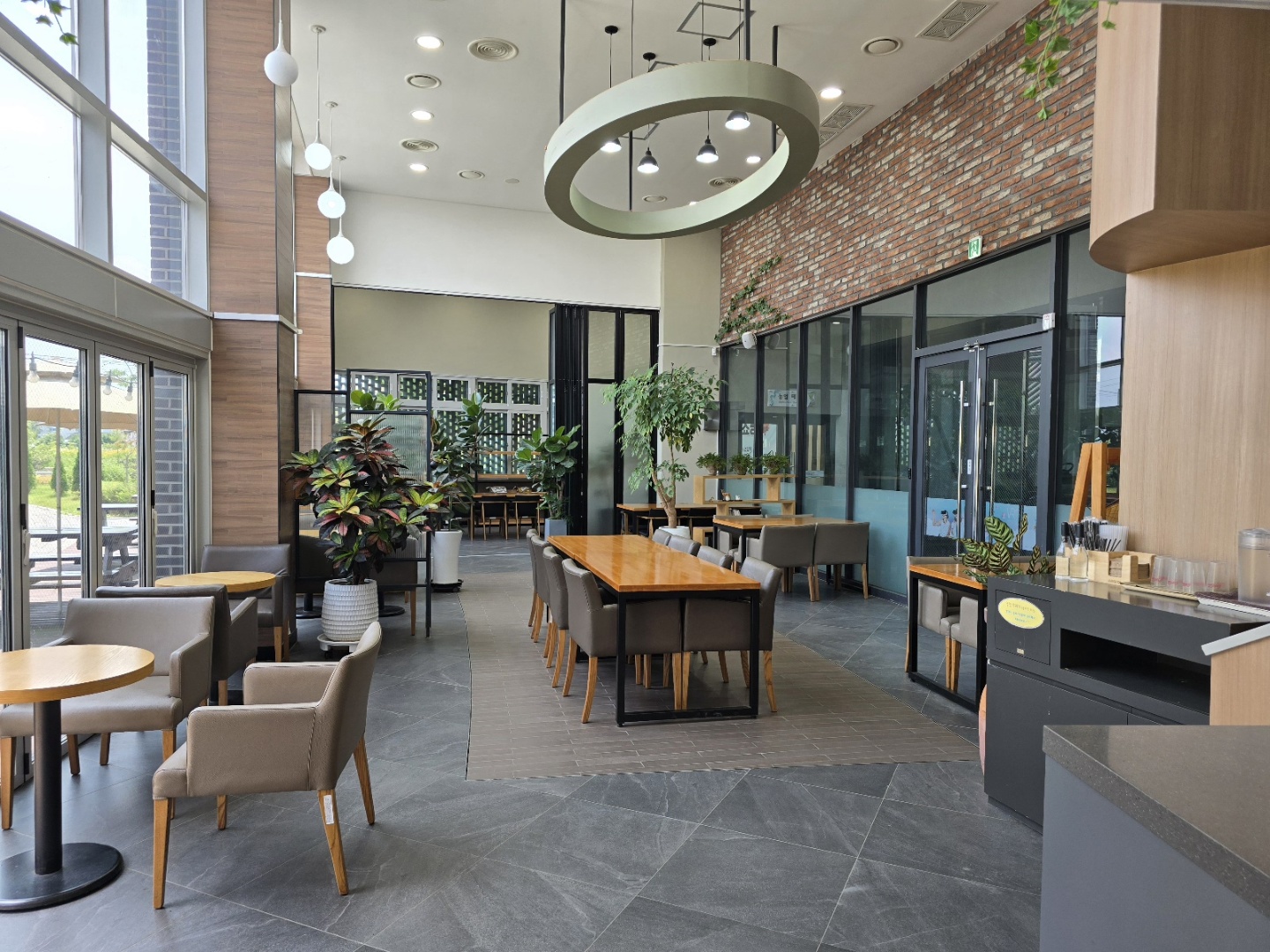 카페 토마토 내부 전경