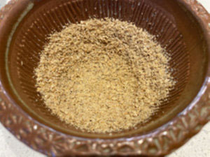 참깨는 먹기 직전에 갈아 오이탕탕이 먹으면서 고소한 향 즐기기