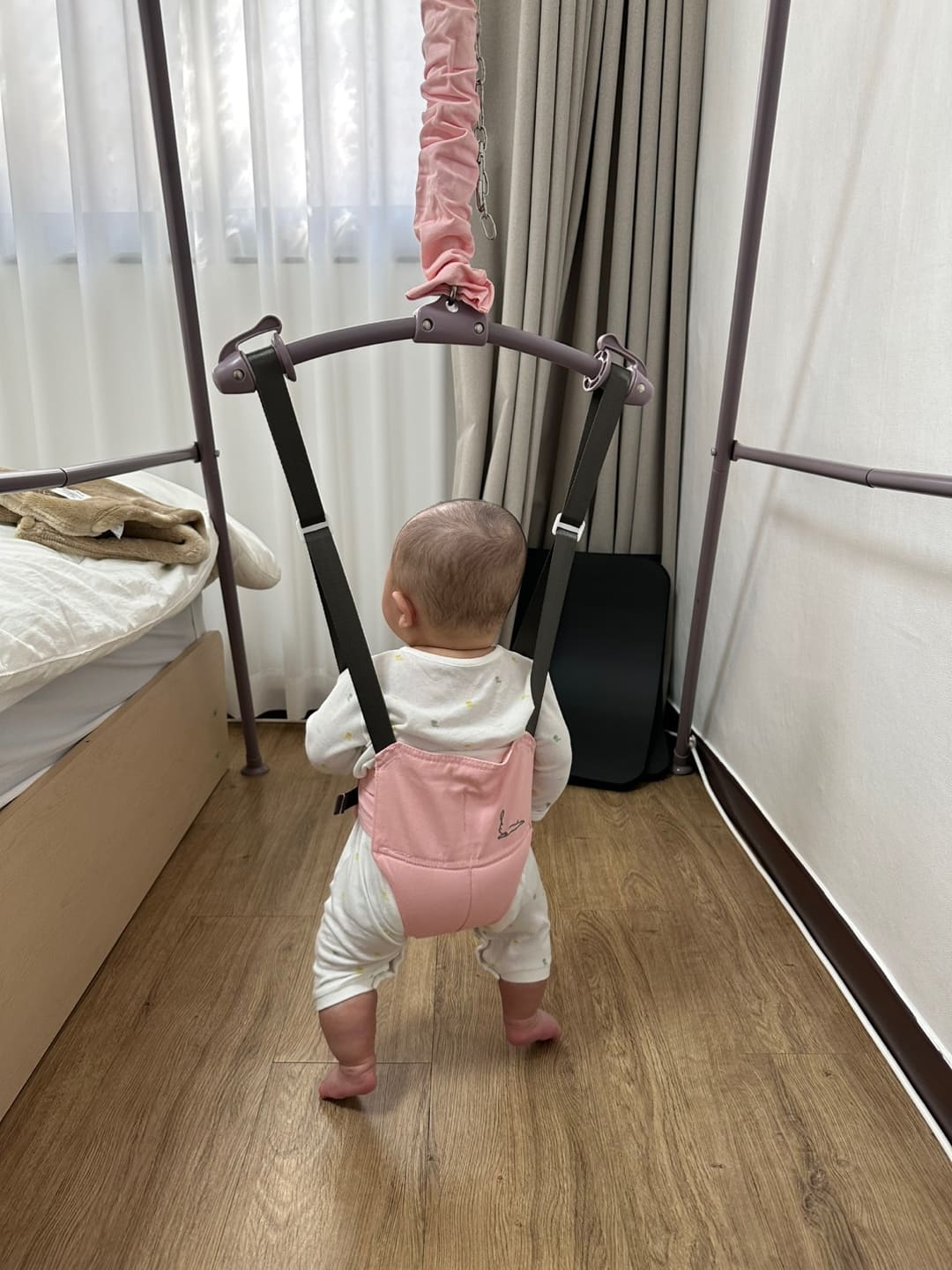 점퍼루 타는 아기 모습