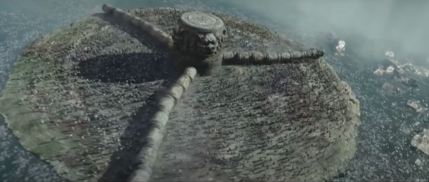 영화 신과함께 에서 나태지옥의 모습을 표현한 장면이다.
세개의 나무 기둥이 반복해서 돌고 있고&#44; 이 나무에 깔리지 않기 위해 사람들은 무한히 뛰고 있다.