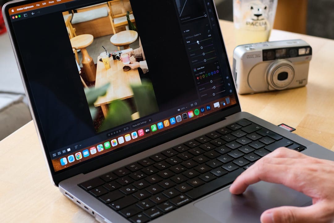 환급금 관련 정보 검색 중인 노트북 화면