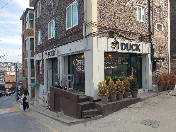 1층을 통으로 사용 중인 DUCK Coffee