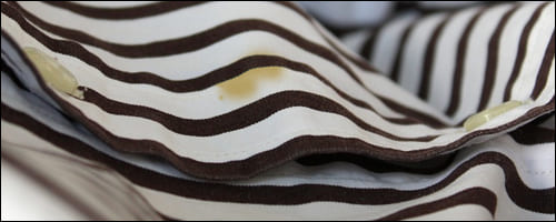 기름 얼룩이 묻은 줄무늬 셔츠