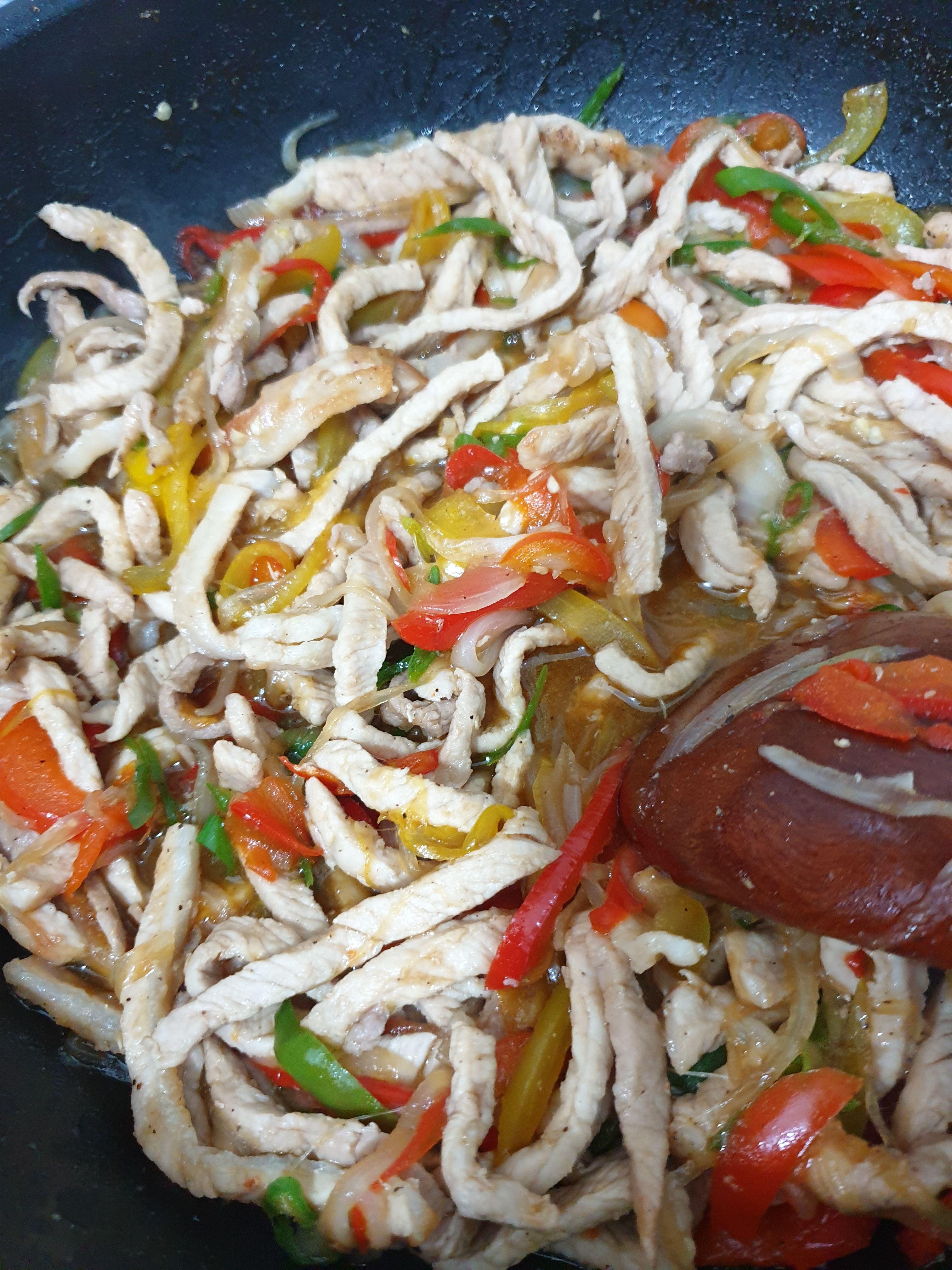 프라이팬안의 채선돼지고기,파프리카,매운고추 볶고있음