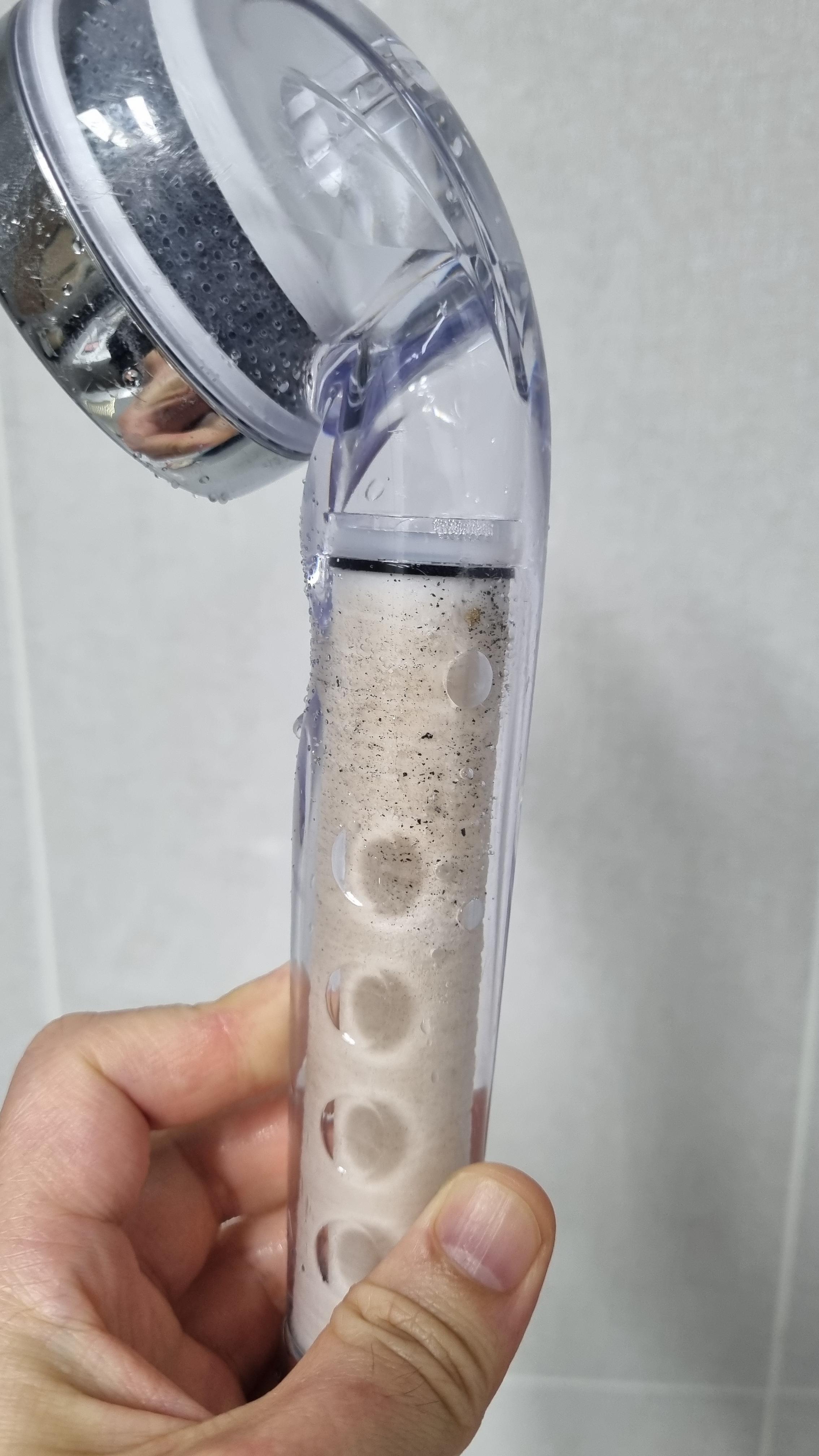 샤워기 필터의 여러 이물질 사진