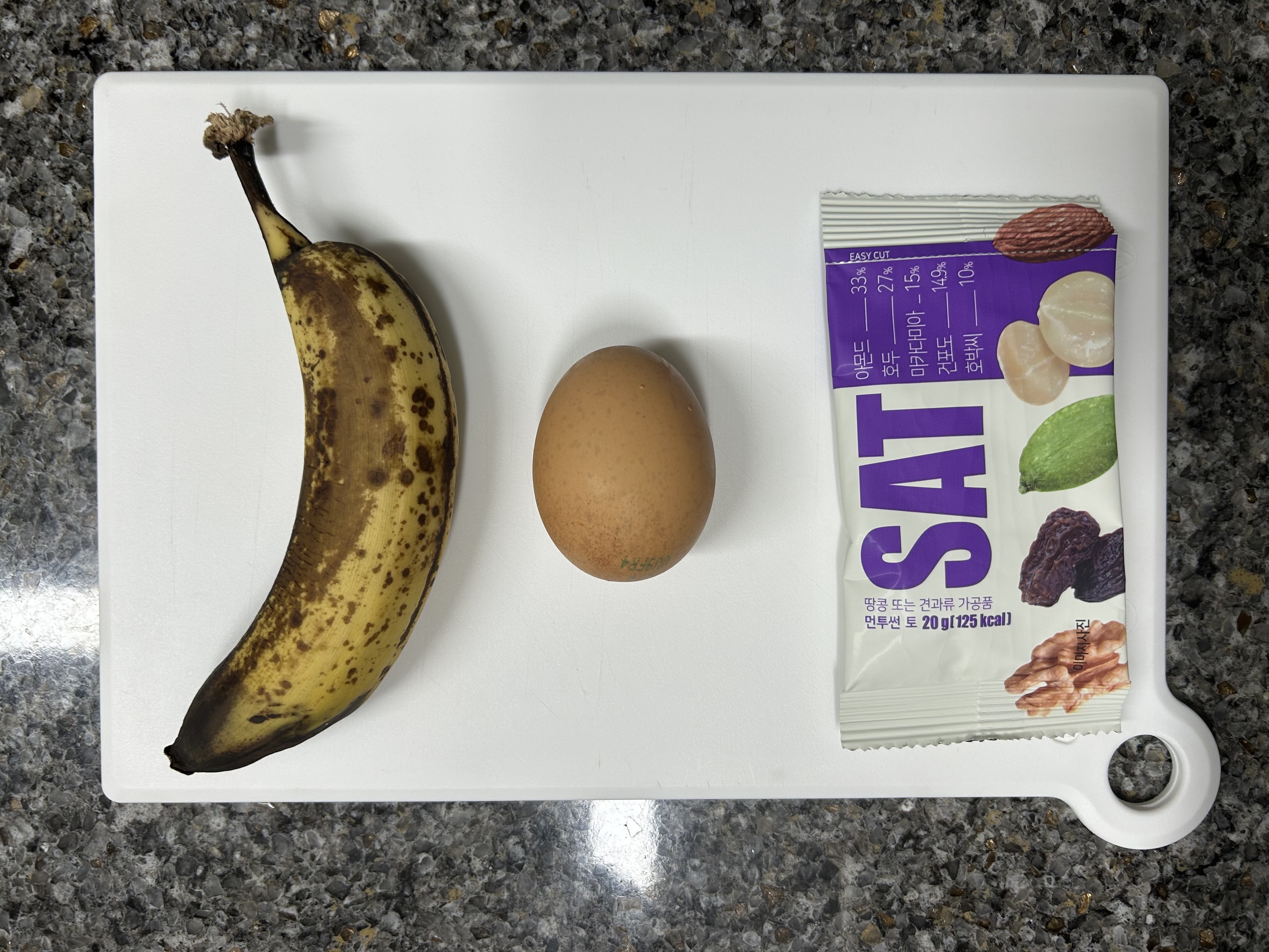 바나나빵 재료 : 바나나, 달걀, 견과류