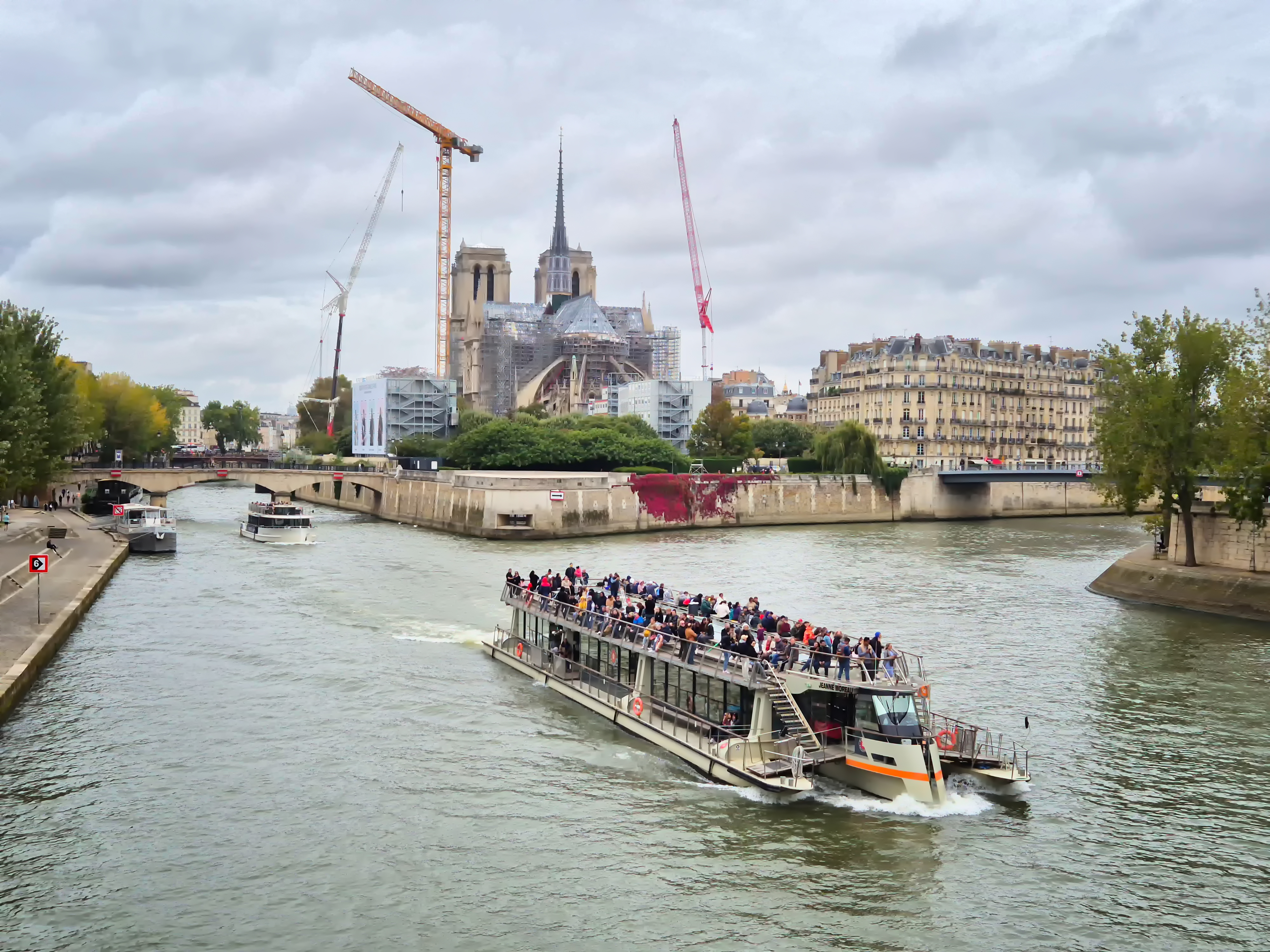 미셸 들라크루아(Michel Delacroix) 그림 엽서 배경 장소 : 파리 센강 투르넬 다리(Pont de la Tournelle)에서 바라본 공사중인 파리 노틀담 대성당과 유람선, 파리 일몰 명소