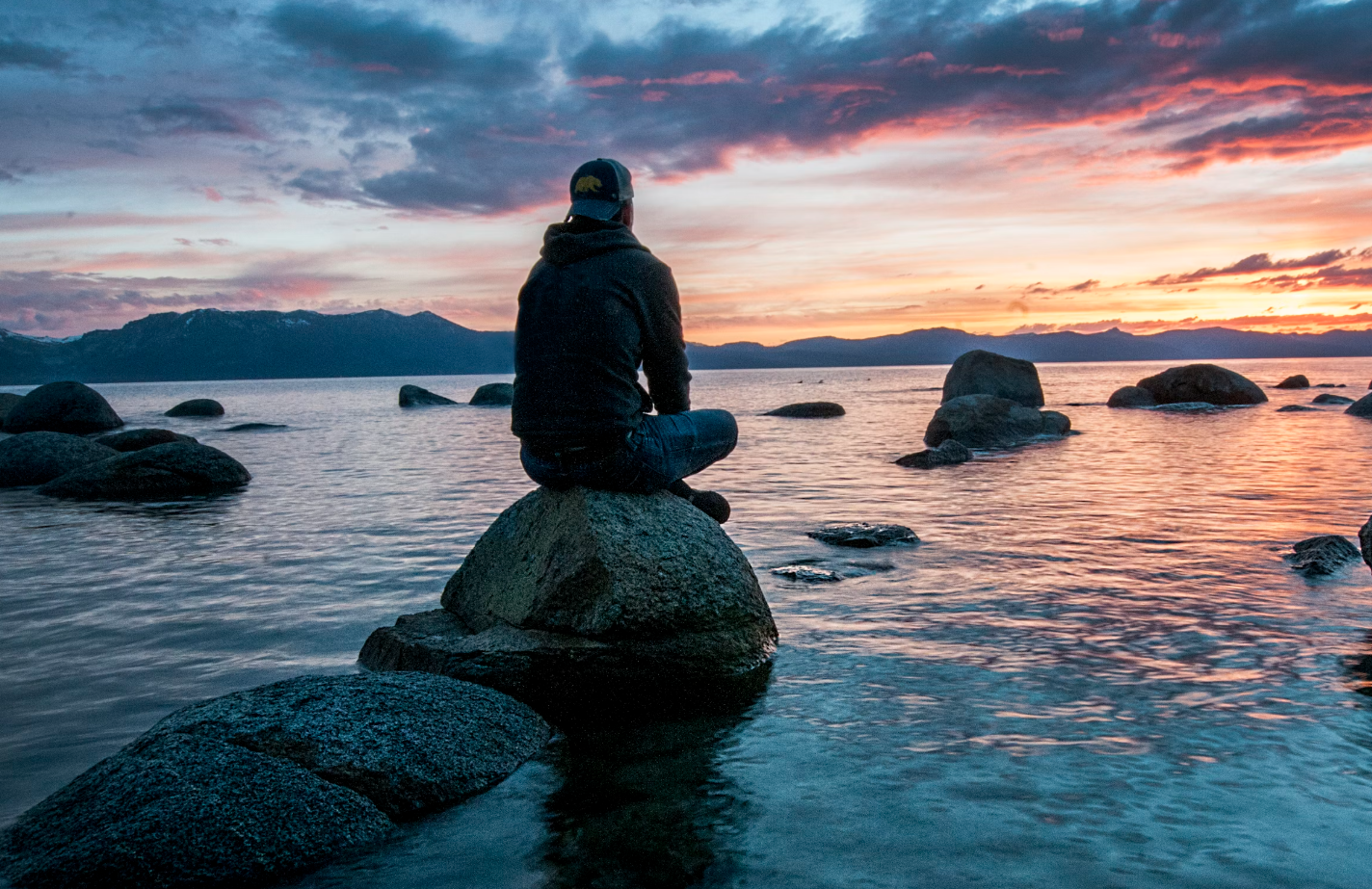 고독-사색에-잠긴-남자-뒷모습-사진