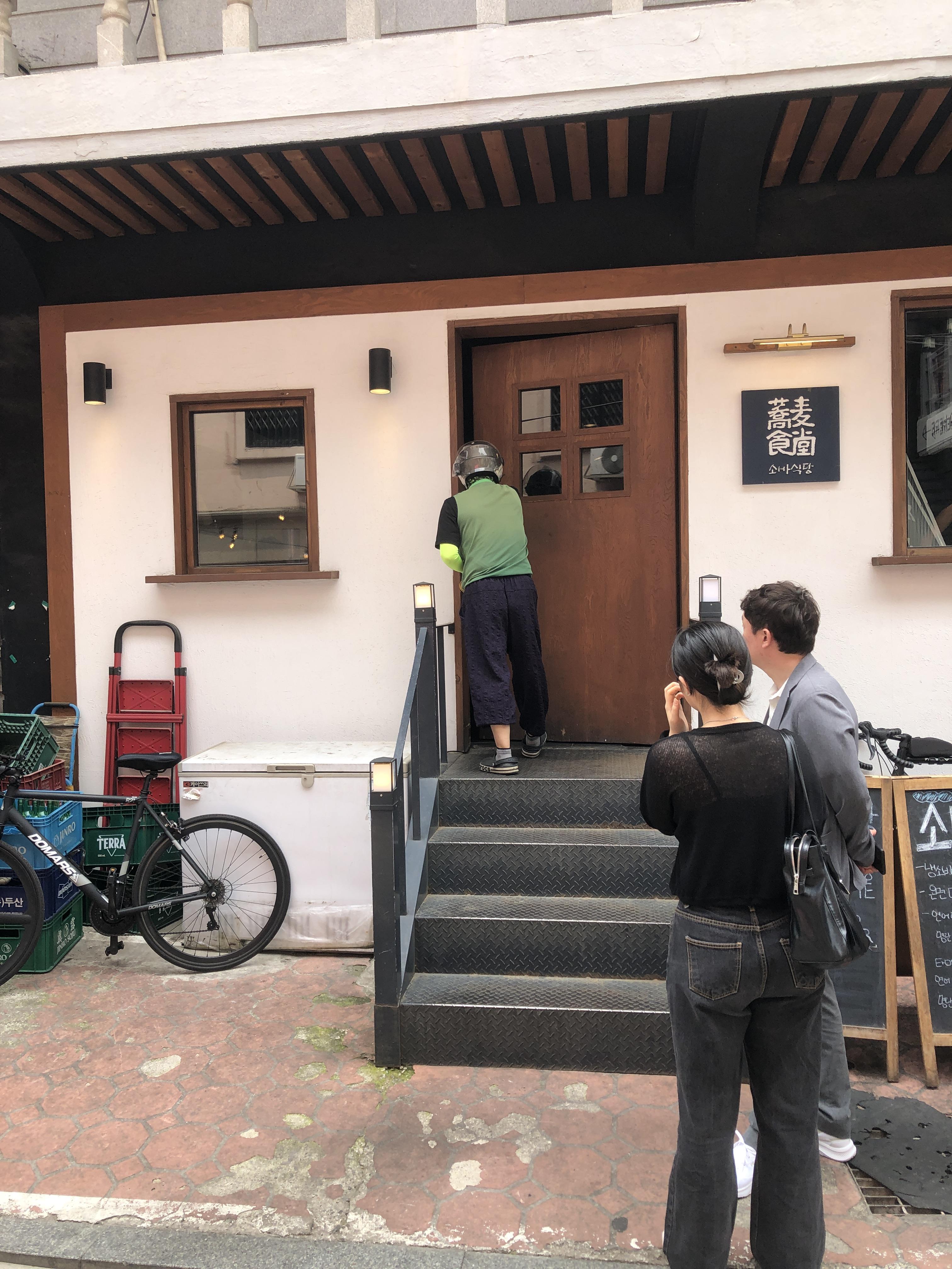 성수역 4번 출구 '연무장길' 산책: 중국 MZ 세대도 반한 성수동 레트로 감성