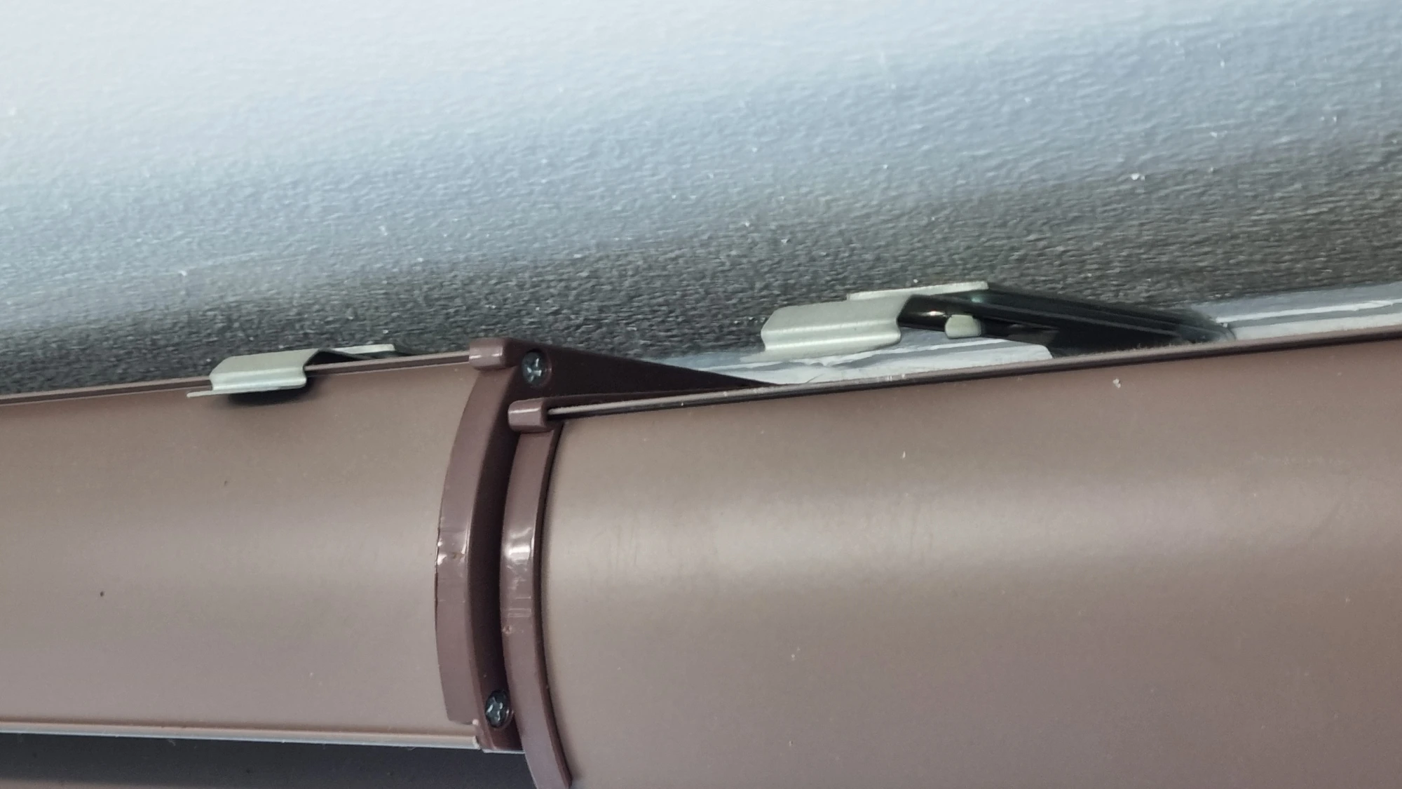 레일 고정 부품