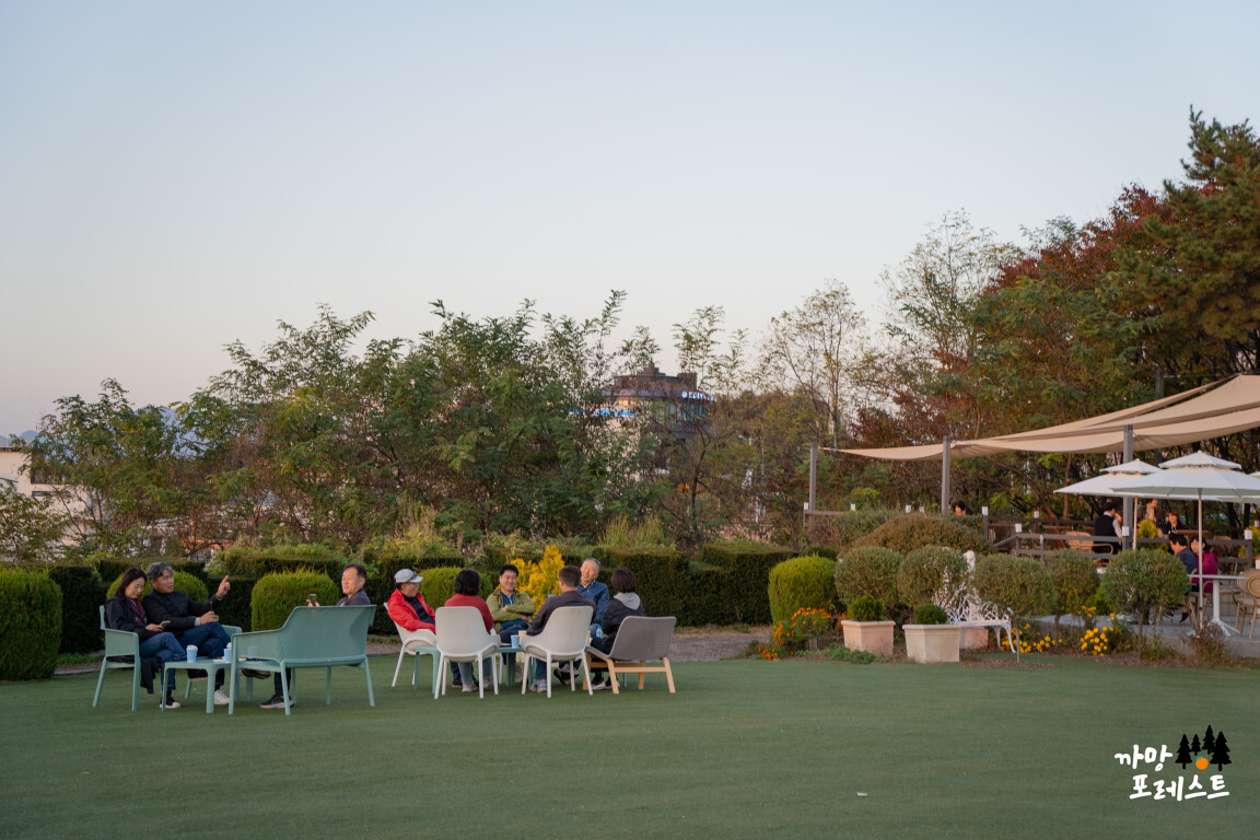 춘천 산토리니 카페 야외자리