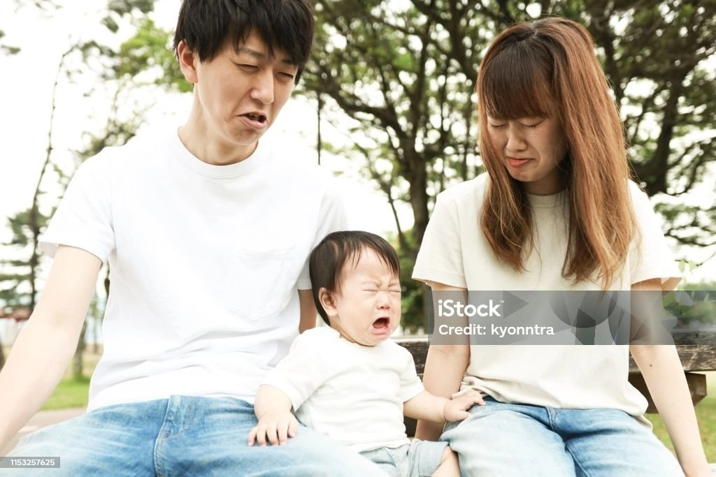우는 아이 달래는 부모 이미지