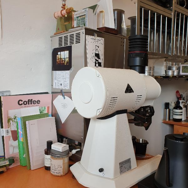 문래동 카페 패스드(Passed): 스페셜티 커피 & 로스터리 카페_매장 내부_브루잉 추출 장비