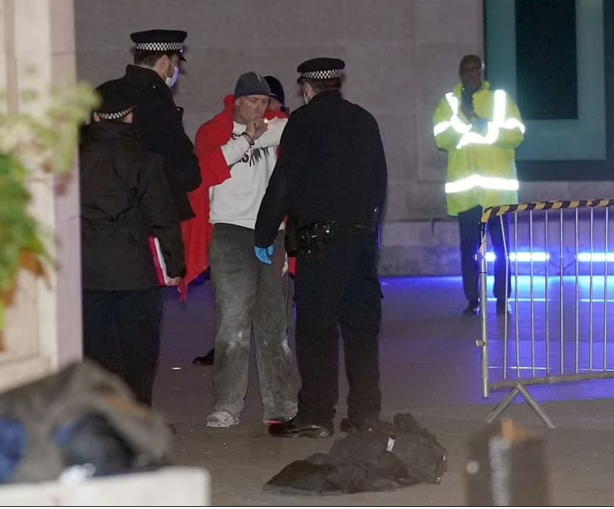 소아성애자 조각가의 치욕 VIDEO: Man scales BBC Broadcasting House and spends four hours destroying sculpture by paedophile artist Eric Gill