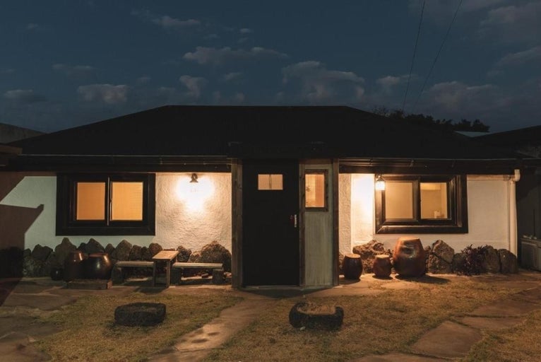 제주 감성을 담아놓은 돌담집 사진