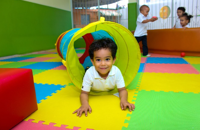 입소입학신청과 관련하여 유치원에서 놀이체험 중인 아이