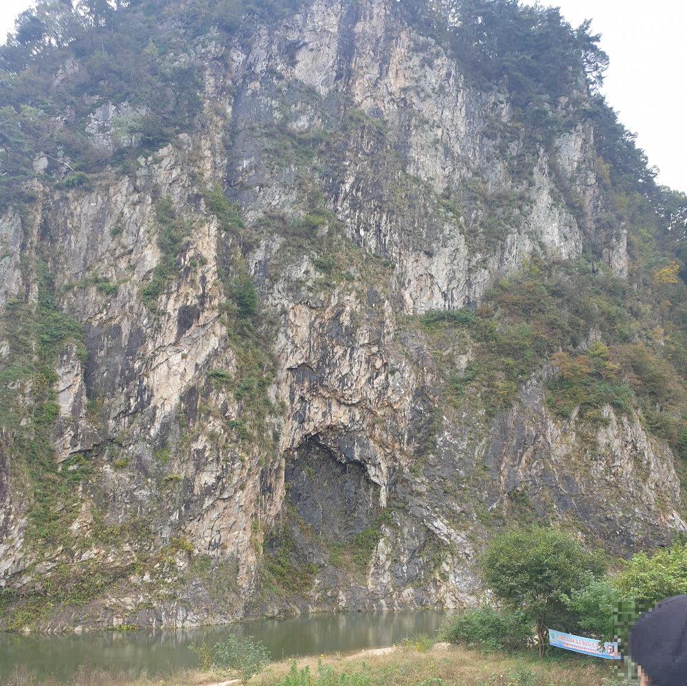 거대한 절벽 앞에는 계곡이 흐른다.