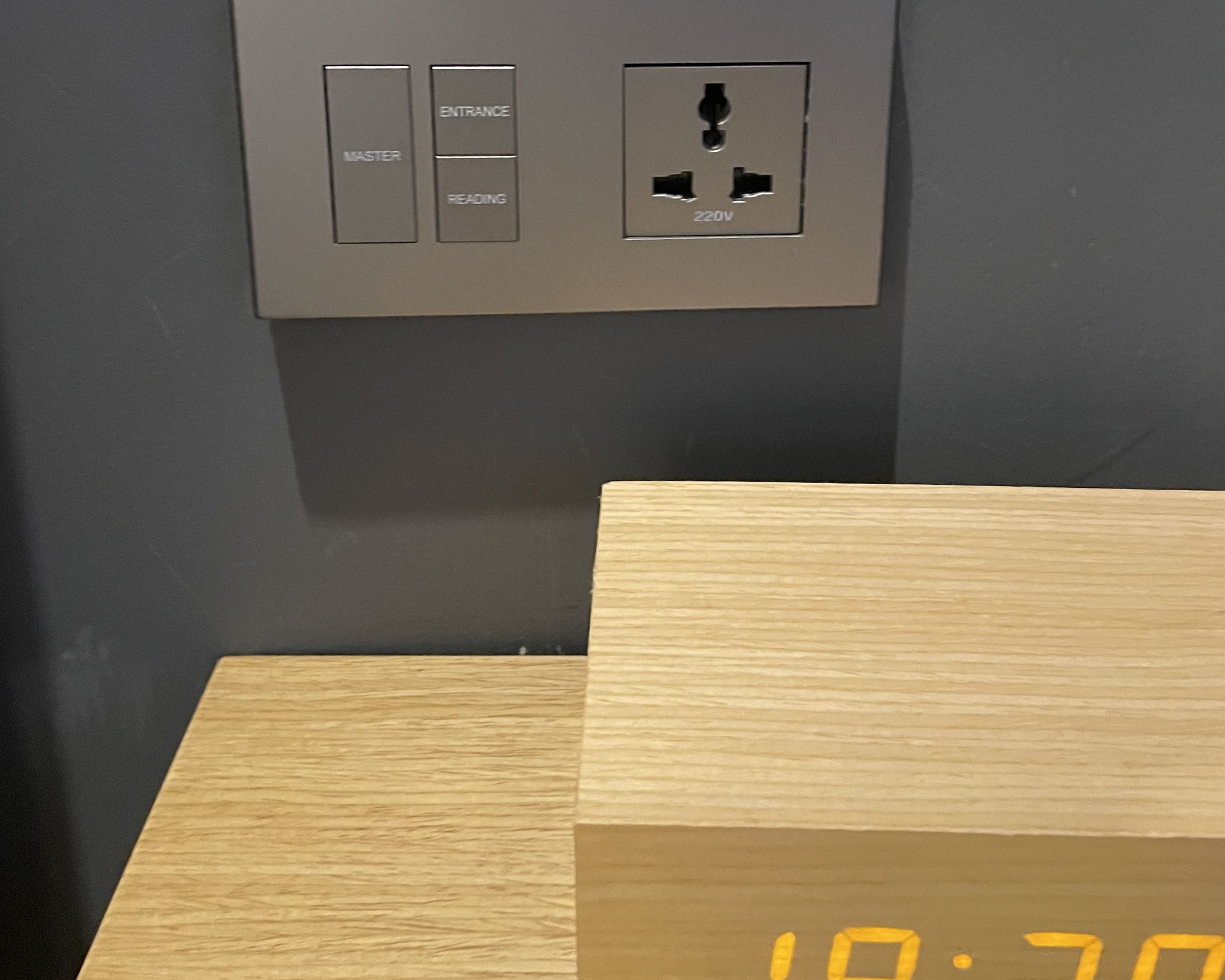 침대 오른쪽 충전포트.