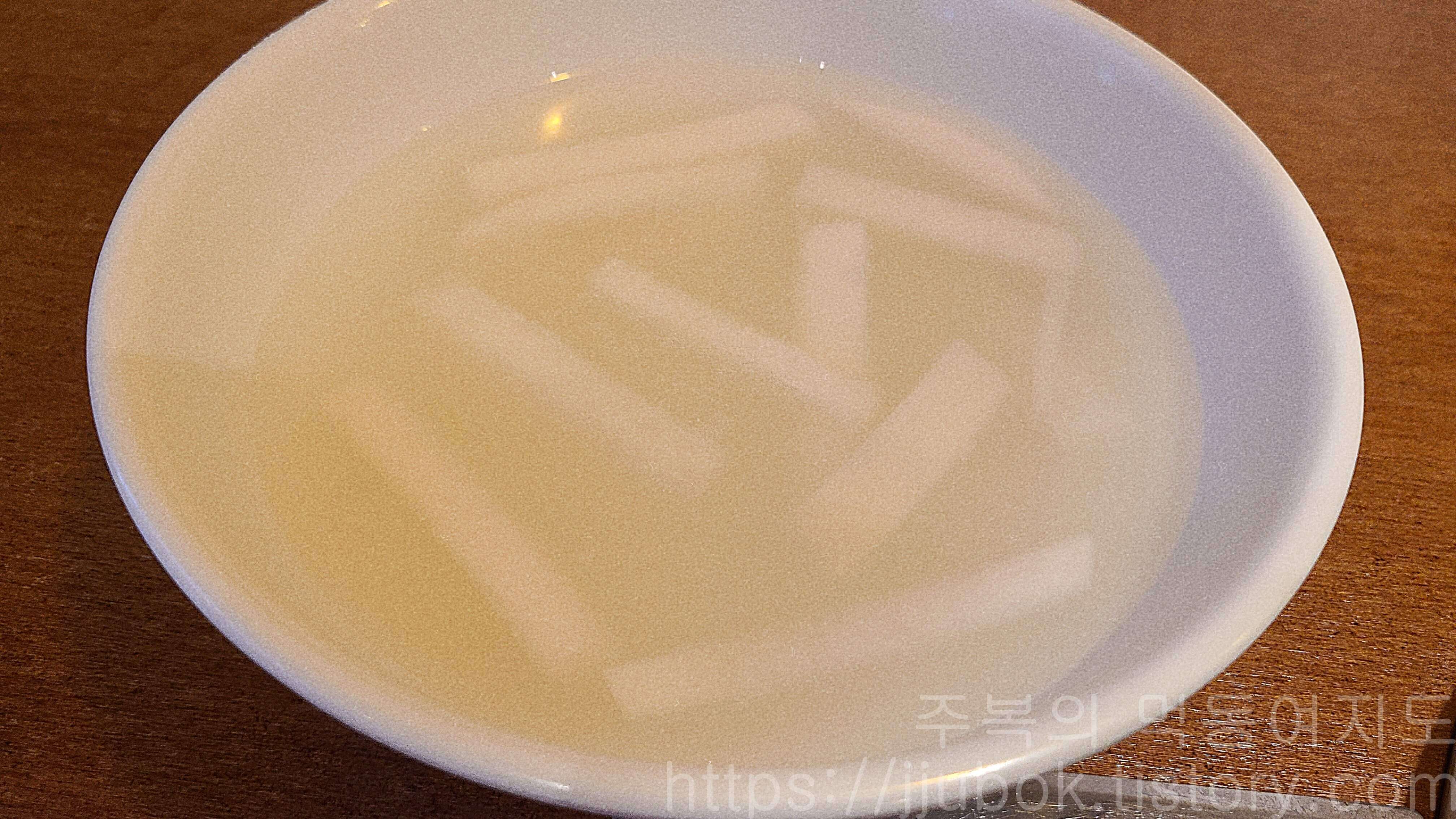 담산-신촌본점-밑반찬-동치미