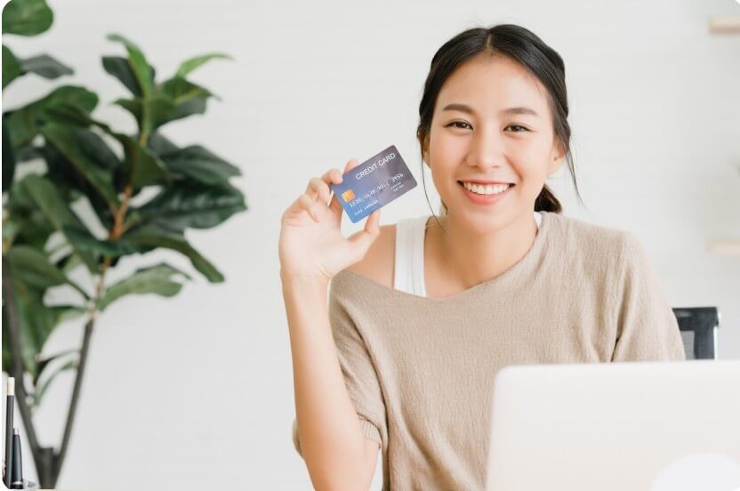 여성이 카드사 홍보하는 모습