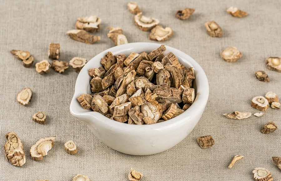 야생에서 채취를 한 독활을 깨끗하게 세척한 후에 잘게 썰어 놓은 것을 바닥에 조금 깔아놓고, 가운데에 하얀 유리 그릇에 가득 담아놓고 찍은 사진