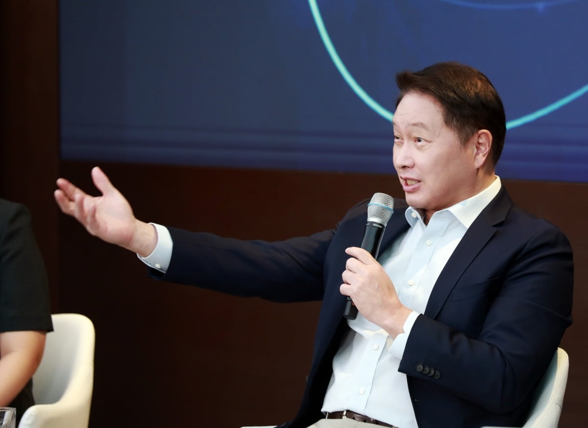 최태원 SK그룹 회장이 ‘이천포럼 2024’ 폐막 세션에서 발언하고 있다.