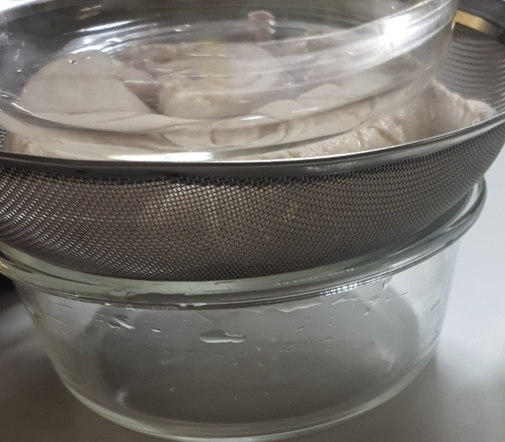 맑은 유청이 떨어지는 꾸덕 요거트 분리 과정