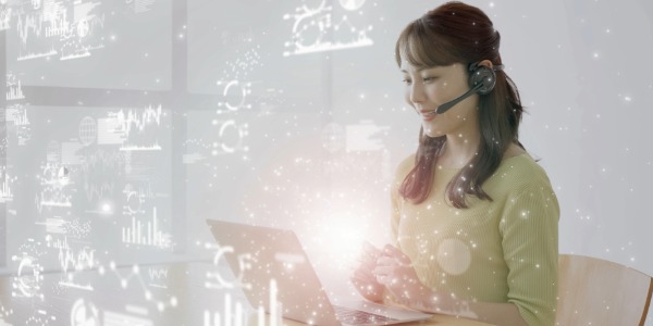 헤드셋을 착용한 여성이 노트북을 보며 미소 짓고 있고, 주변에 데이터 그래프가 떠 있는 이미지