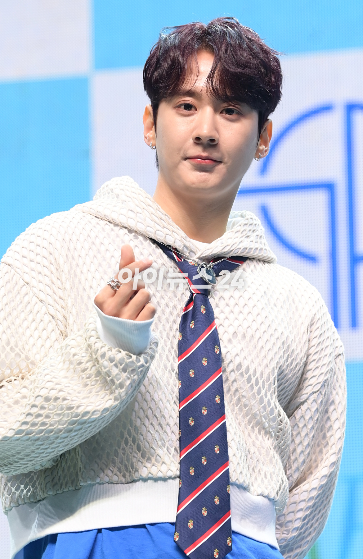 그룹 틴탑이 4일 오후 서울 광진구 예스24 라이브홀에서 열린 새 앨범 '틴탑 [포슈어](TEEN TOP [4SHO])' 쇼케이스에 참석해 타이틀곡 '휙(HWEEK)' 무대를 선보이고 있다. [사진=정소희 기자]