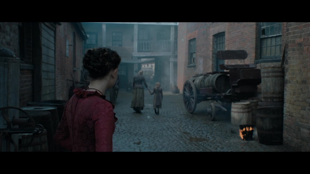 영화 에놀라 홈즈 스틸컷 – 에놀라가 골목을 바라보고 서있는 장면