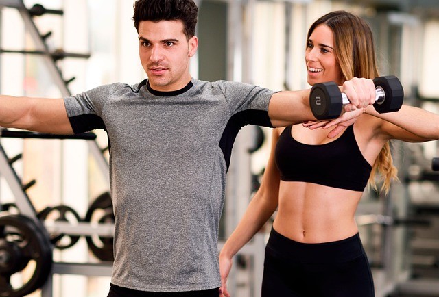 성년기 건강을 위해 운동하는 사진