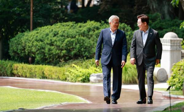 李&middot;文 가짜뉴스: 이재명 대통령 문재인 전 대통령 상춘재 회동 "멸칭 가짜뉴스 근절" 민주진영 단합과 외연 확장 전략 분석