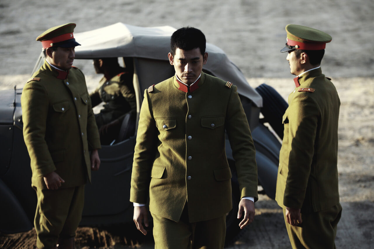 일본군 제복을 입은 남자가 차에서 내려 걸어 올라가는 모습