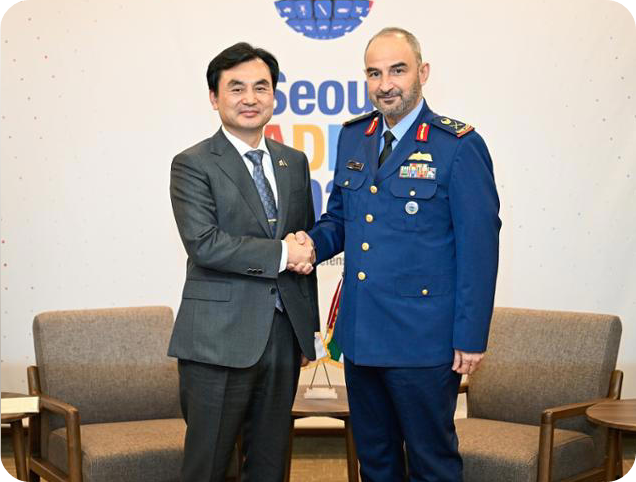 안규백 국방부 장관이 지난달 20일 경기 고양시 일산 킨텍스에서 서울 ADEX 2025 참석을 위해 방한한 라시드 모하메드 알 샴시 UAE 공군방공사령관과 접견하고 있다. 국방부 제공