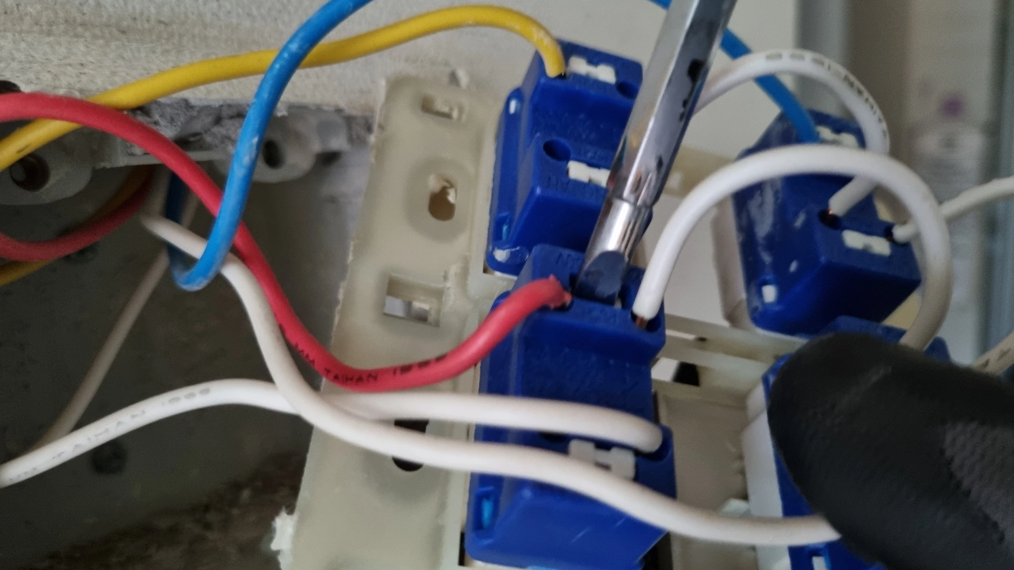 스위치에 연결된 전선 빼는 모습