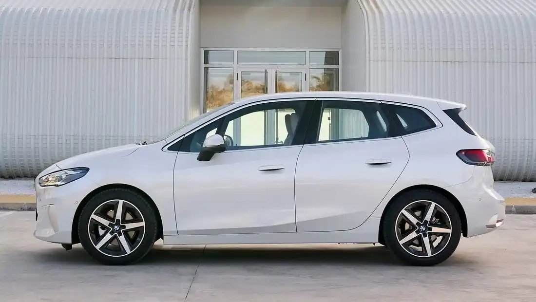 BMW 뉴 2시리즈 액티브 투어러 가격 실구매가 모의견적 제원 옵션 카탈로그 가격표 디자인 실내 트렁크 색상 총정리