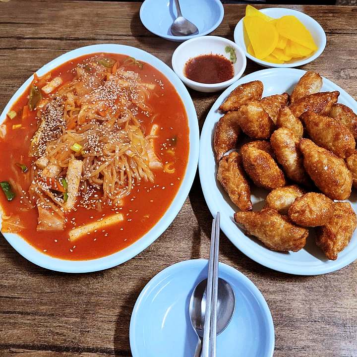 생방송오늘저녁 낭만시장 중앙시장 춘천 튀김만두 야끼만두 떡볶이 쫄면 맛집 추천